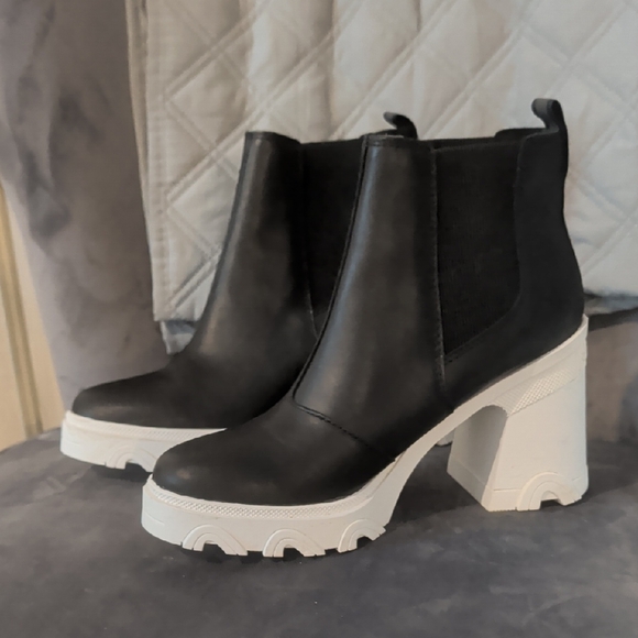 Sorel Shoes - Excellent Funky SOREL BOOTS size 8